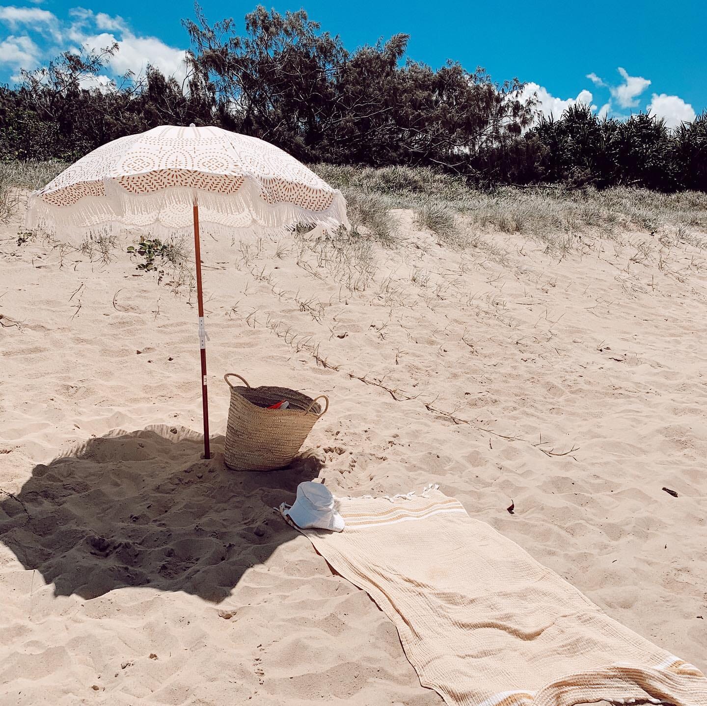 The Holiday Beach Umbrella - Eyelet