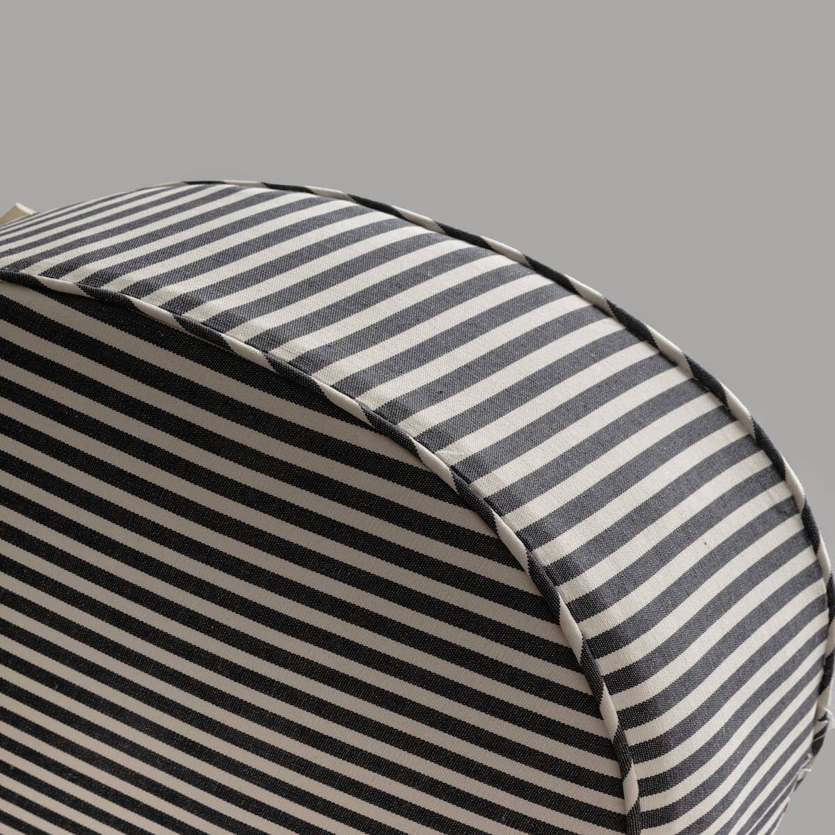 zoomed in image fo curved edge of pillow