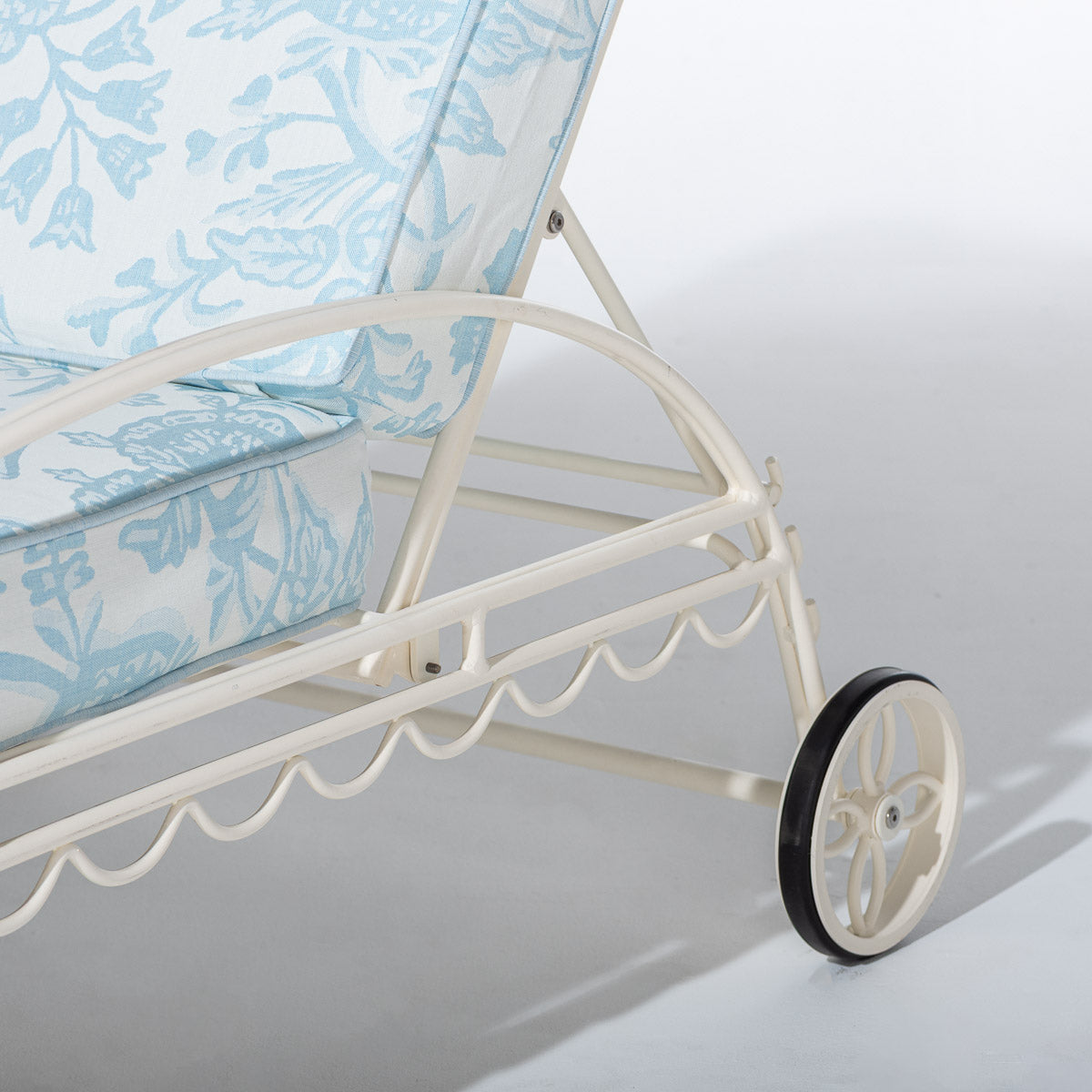 The Al Fresco Sun Lounger in Hanalai Bay Blue Jacquard | Antique White Frame